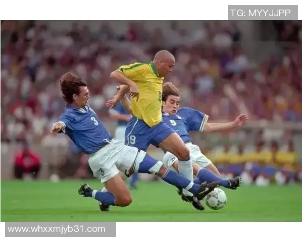 足球明星们在赛场上展现帅气风采的精彩瞬间合集 足球明星们在赛场上展现帅气风采的精彩瞬间合集