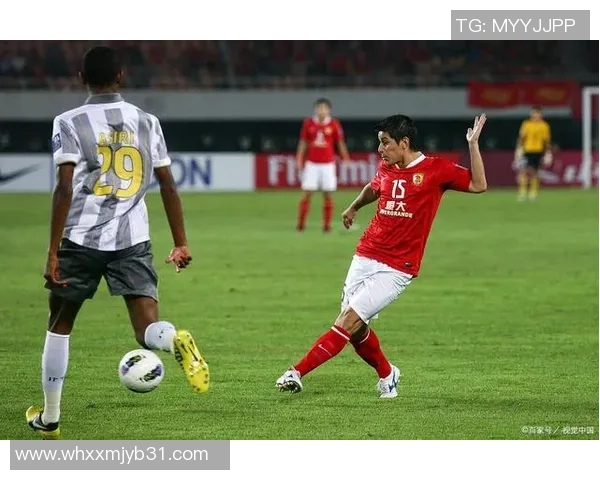 足球明星展现绝妙技术瞬间脚内侧踢球精彩瞬间定格在镜头中 足球明星展现绝妙技术瞬间脚内侧踢球精彩瞬间定格在镜头中