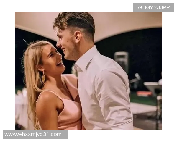 足球巨星与超模女友甜蜜互动视频曝光引发粉丝热议与羡慕